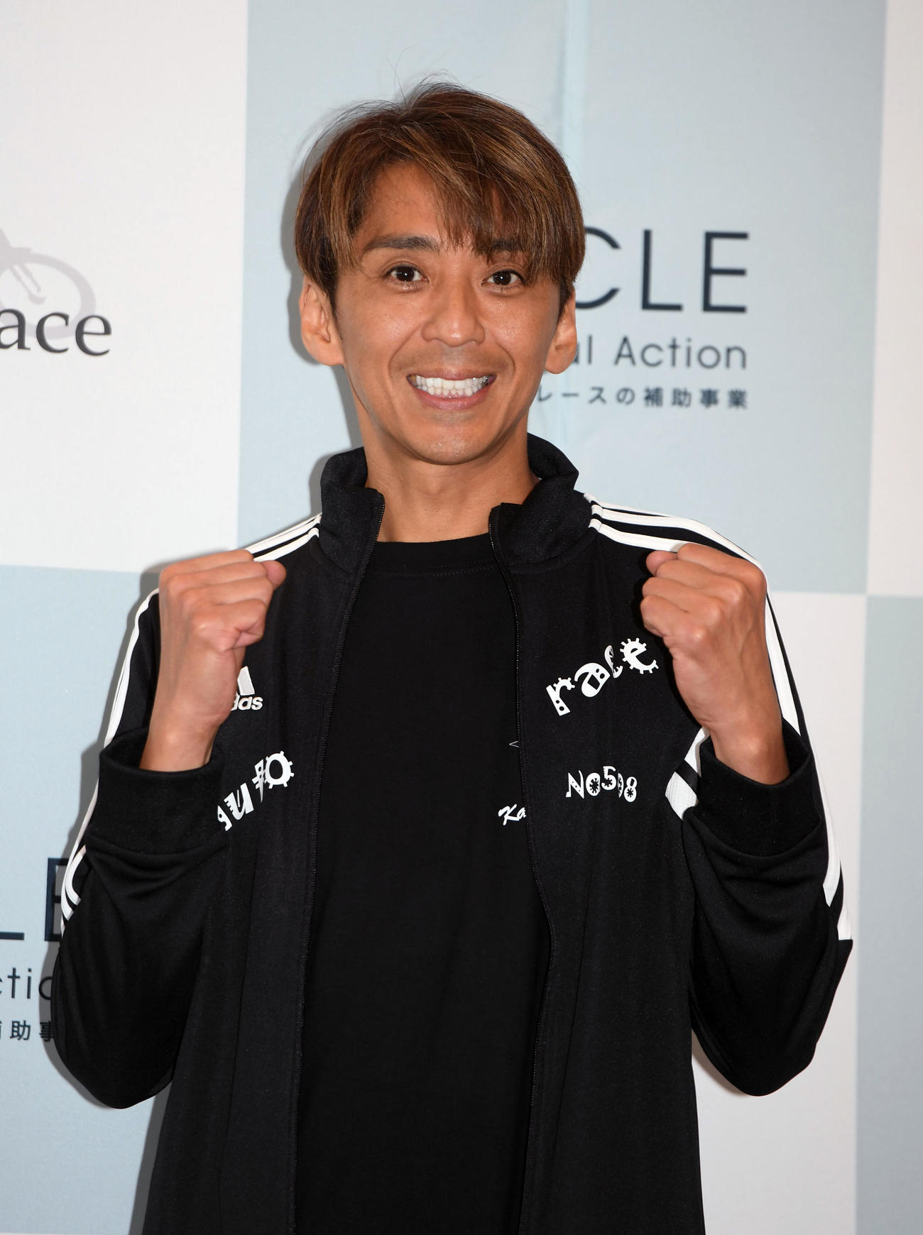 復帰戦を勝利で飾りガッツポーズする森且行（撮影・柴田隆二）