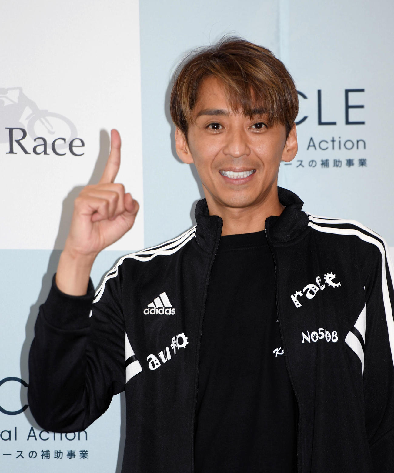 復帰戦を勝利で飾り1番ポーズをする森且行（撮影・柴田隆二）