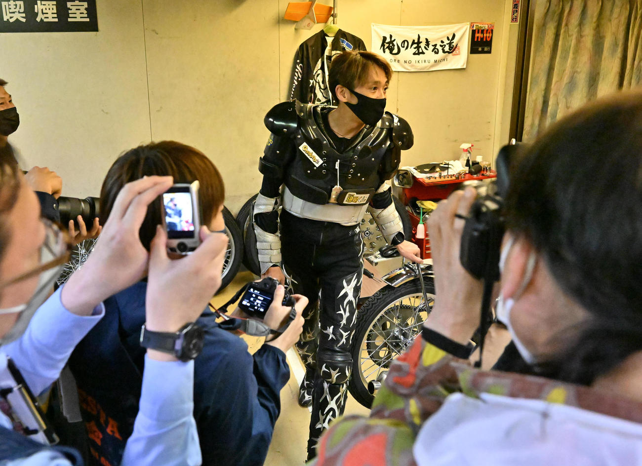 復帰戦を勝利で飾り大勢の報道陣に囲まれる森且行