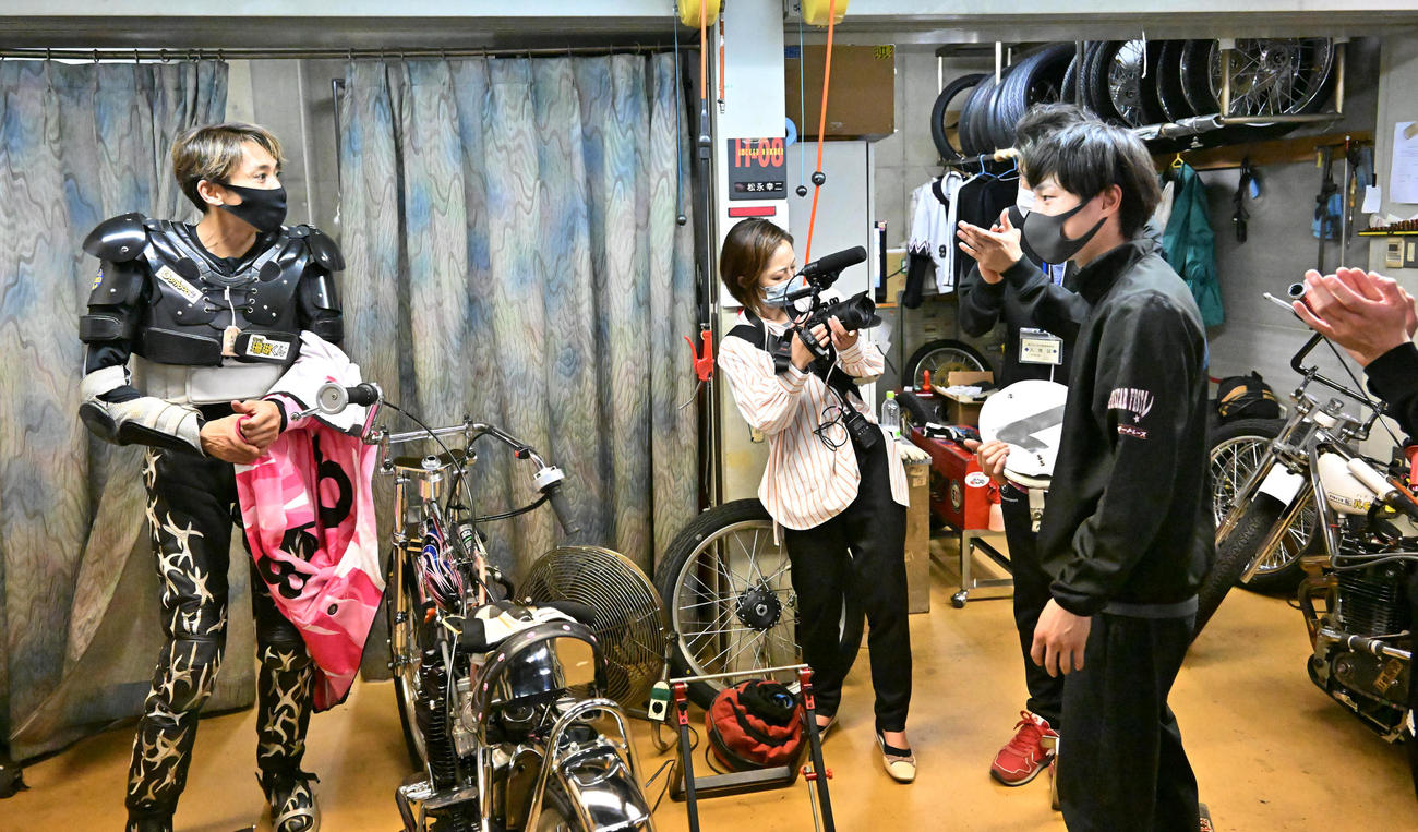 復帰戦を勝利で飾り仲間から拍手を受ける森且行（左）