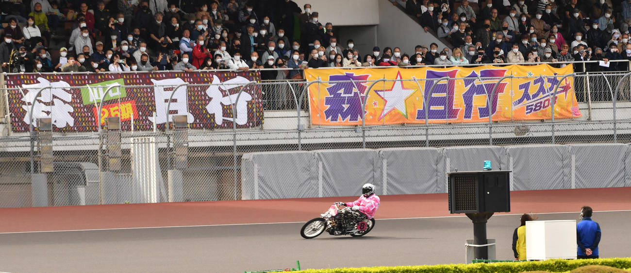 横断幕の前を予選9Rの試走する森且行（撮影・柴田隆二）