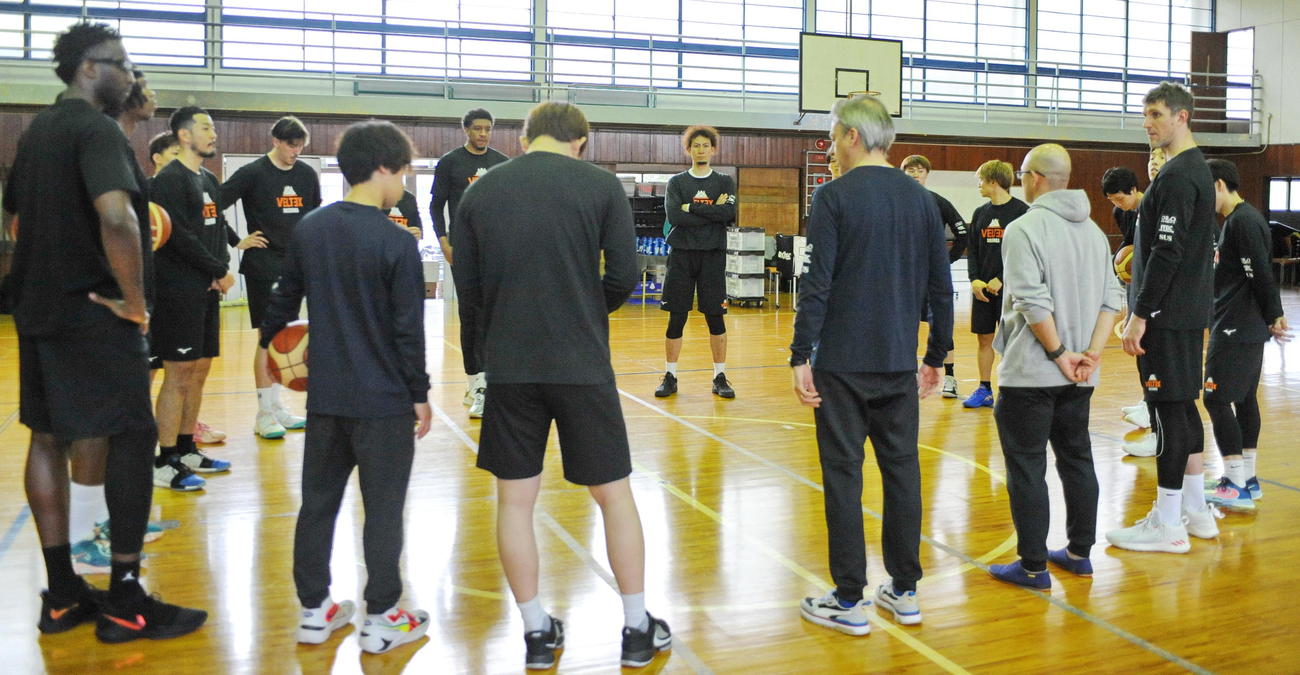 練習後に円陣を組んでミーティングするベルテックス静岡の監督と選手たち