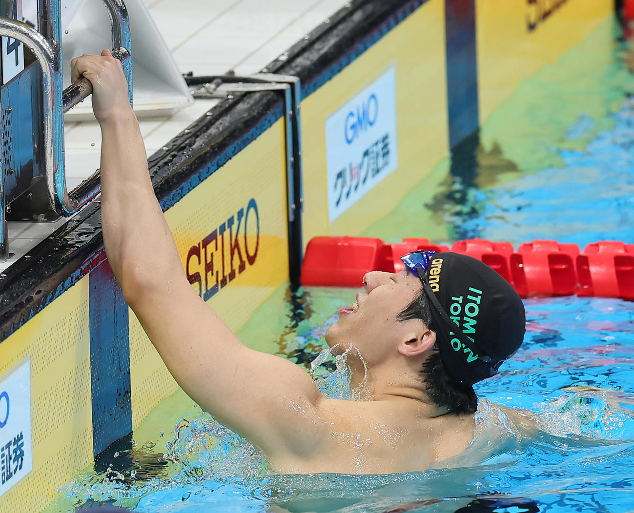男子200メートルバタフライ決勝で優勝した本多はタイムを確認し悔しそうな表情を見せる（撮影・足立雅史）