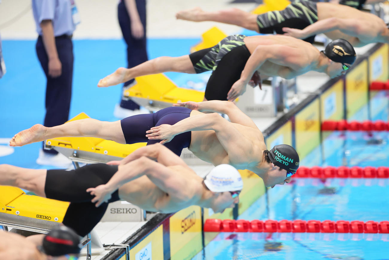 男子200メートルバタフライ決勝で勢い良くスタートする本多（下から2人目）（撮影・足立雅史）
