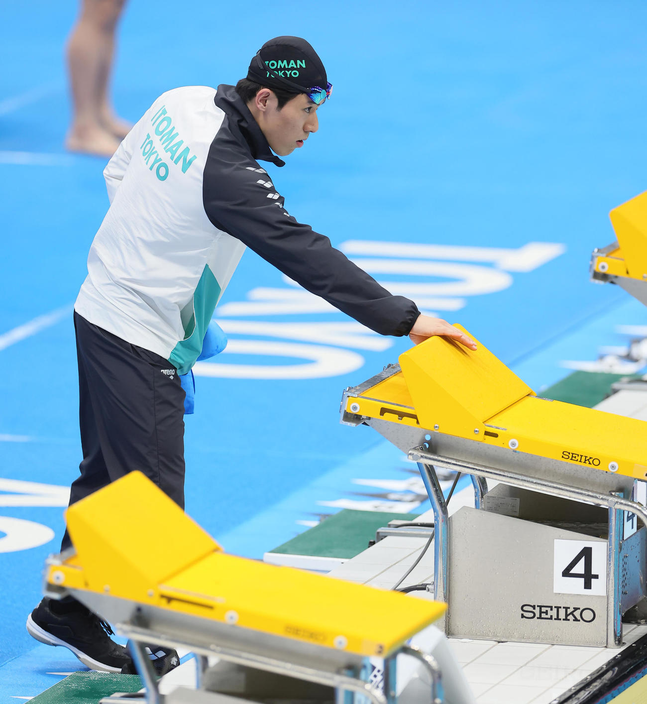 男子200メートルバタフライ決勝前のスタート台に手を触れる本多（撮影・足立雅史）