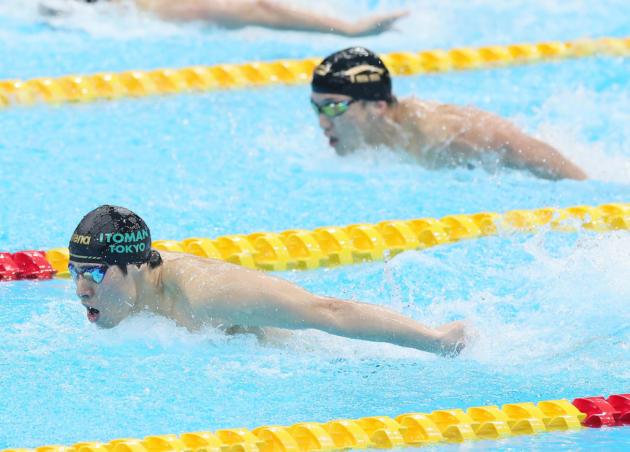 男子200メートルバタフライ決勝で優勝した本多（左）。右は2位森本（撮影・足立雅史）