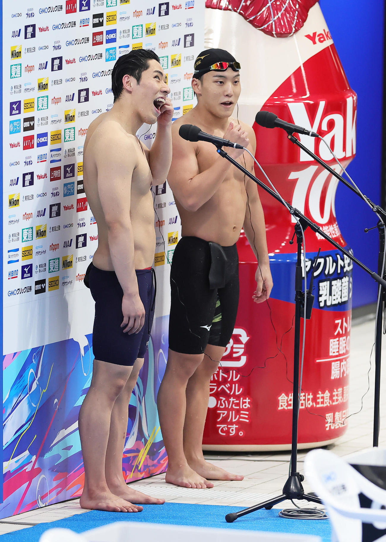 男子200メートルバタフライ決勝を終え、インタビューを受ける優勝の本多（左）と2位森本（撮影・足立雅史）