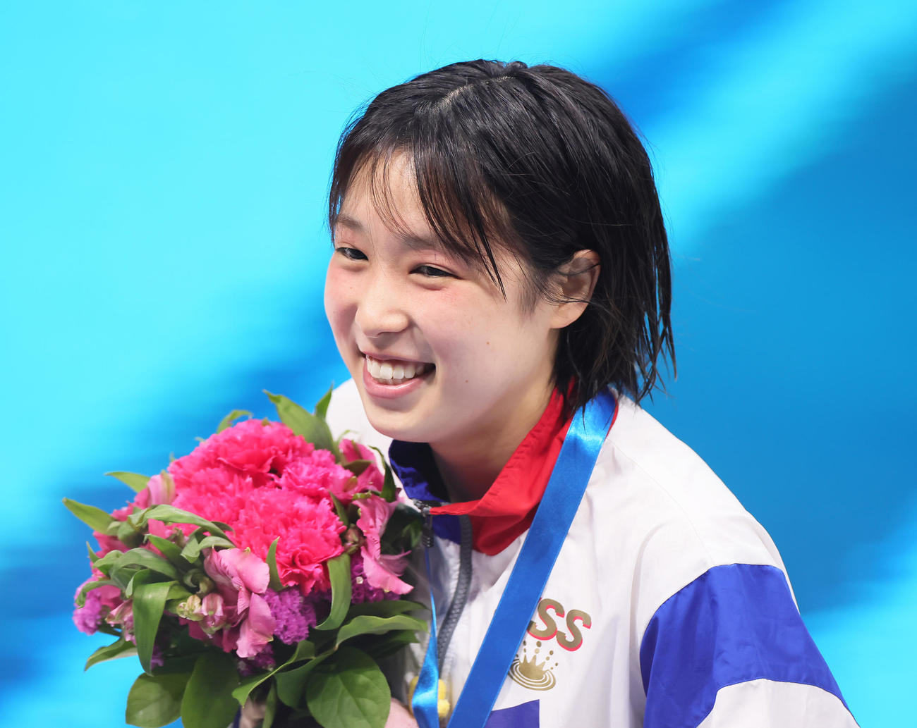 女子高飛び込み決勝で優勝し笑顔を見せる荒井（撮影・足立雅史）