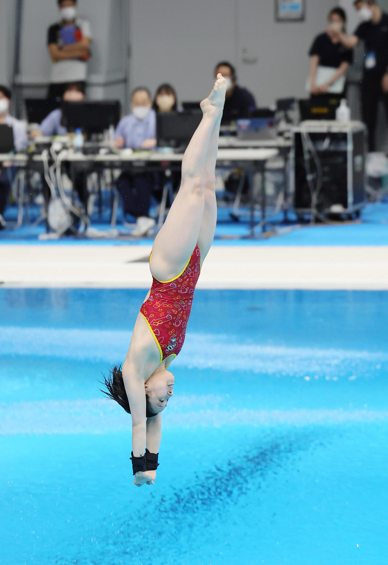 女子高飛び込み決勝で優勝した荒井の演技（撮影・足立雅史）