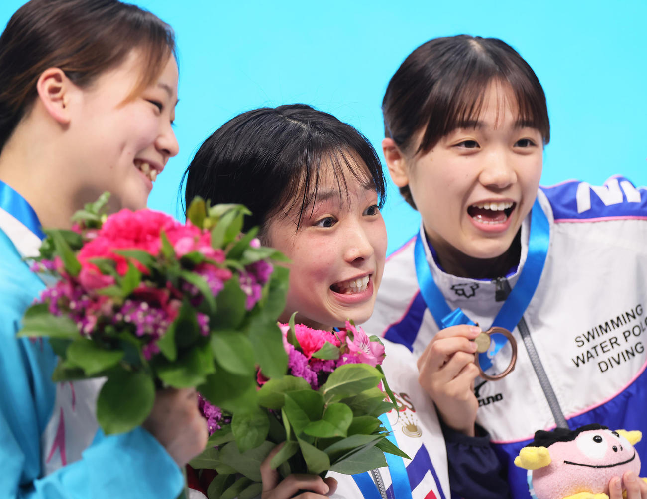女子高飛び込み決勝の表彰式で笑顔を見せる優勝の荒井（中央）。左は山崎、右は安田（撮影・足立雅史）