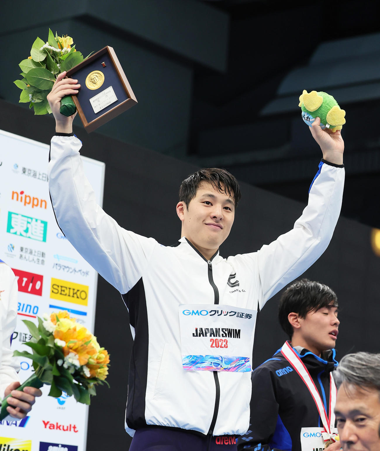男子200メートル個人メドレー決勝で優勝しスタンドの声援に応える瀬戸（撮影・足立雅史）