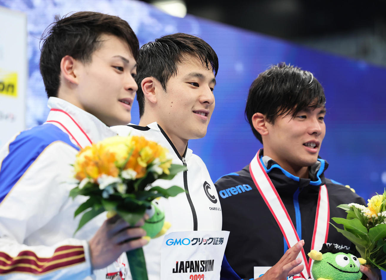 男子200メートル個人メドレー決勝の表彰台で笑顔を見せる優勝の瀬戸（中央）。左は2位小方、3位松本（撮影・足立雅史）