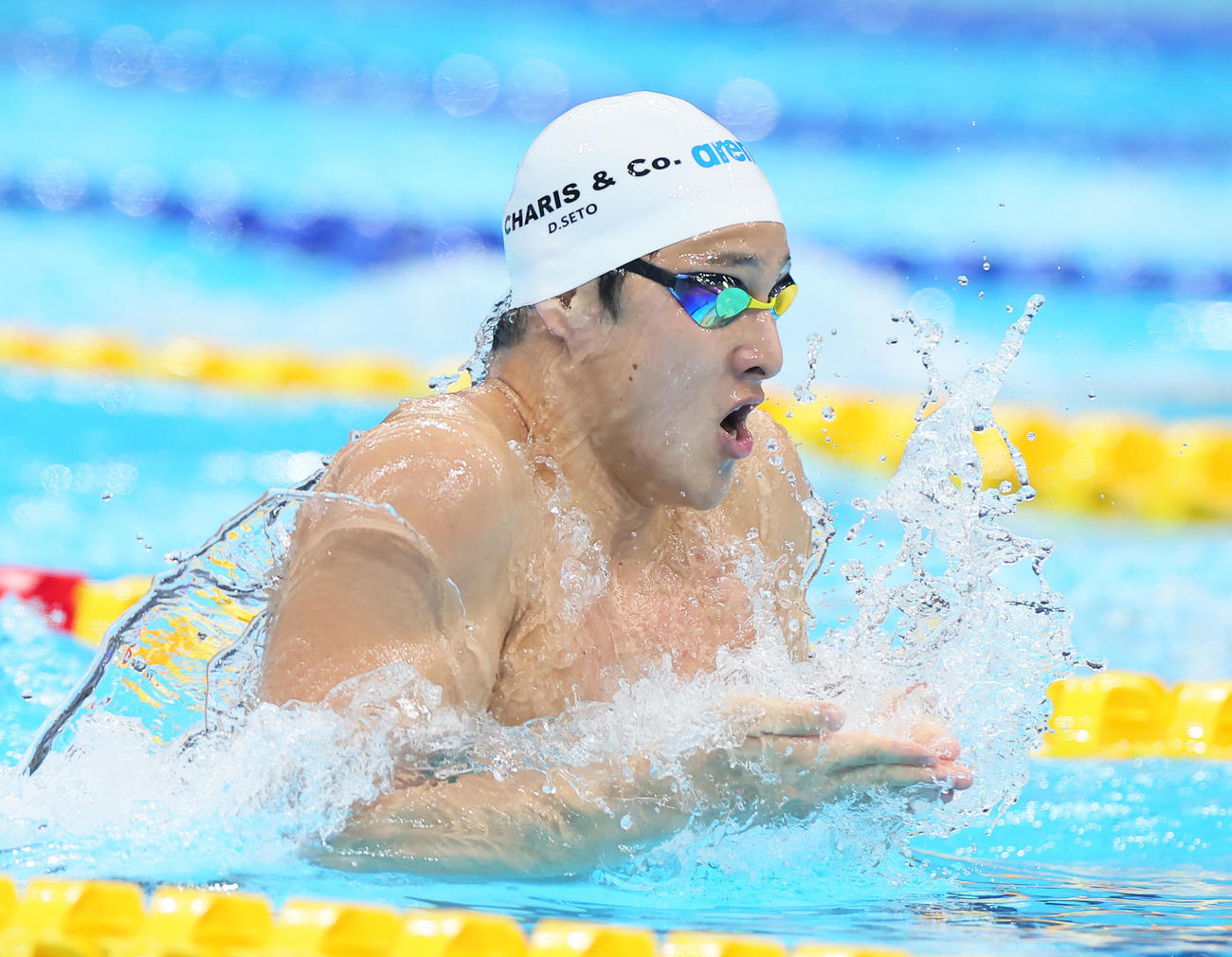 男子200メートル個人メドレー決勝で優勝した瀬戸の平泳ぎ（撮影・足立雅史）