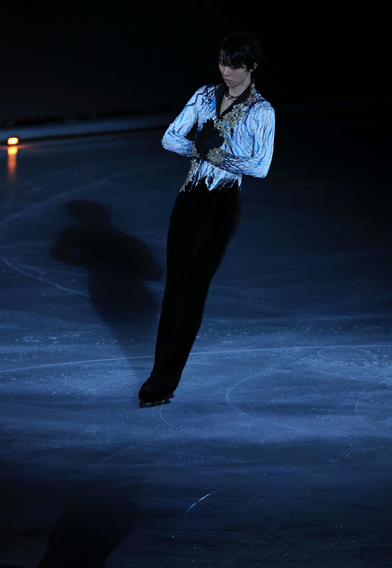 「スターズ・オン・アイス」で、演技前、手を合わせる羽生結弦さん（撮影・浅見桂子）