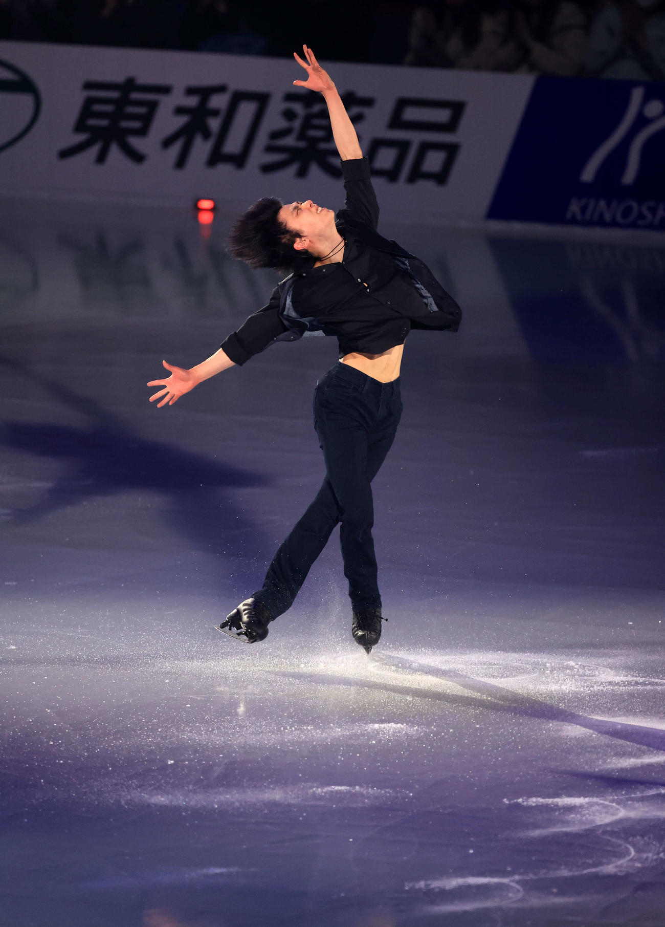 「スターズ・オン・アイス」オープニングアクトで情感豊かに演技する羽生結弦さん（撮影・浅見桂子）