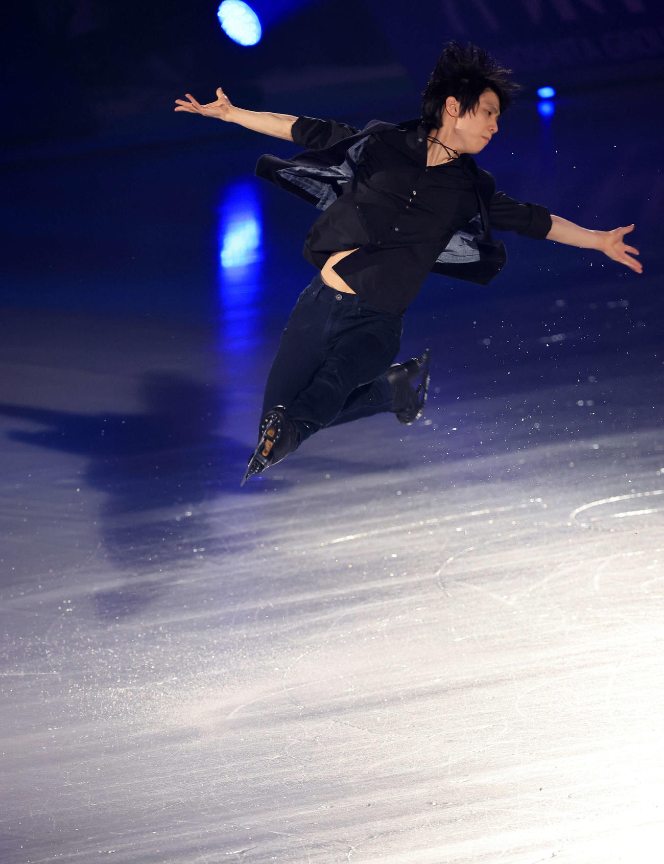「スターズ・オン・アイス」オープニングアクトで情感豊かに演技する羽生結弦さん（撮影・浅見桂子）
