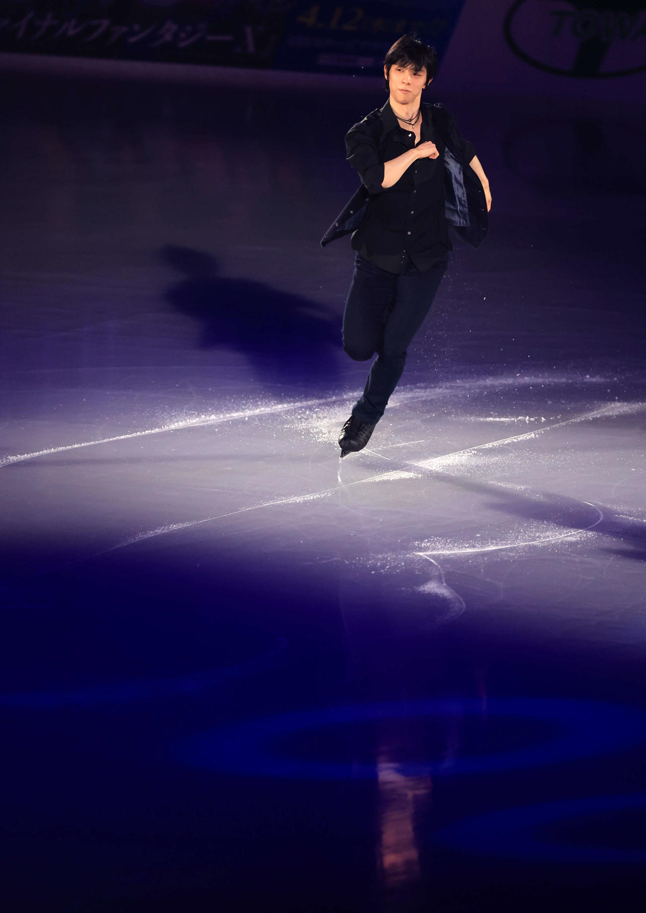「スターズ・オン・アイス」オープニングアクトで情感豊かに演技する羽生結弦さん（撮影・浅見桂子）