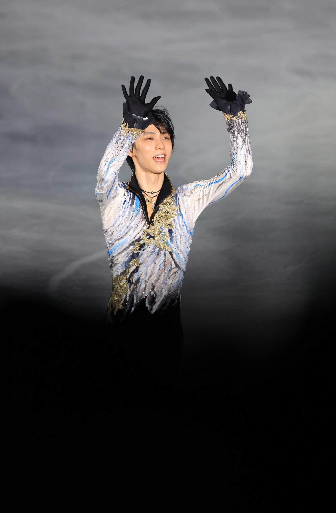 「スターズ・オン・アイス」のカーテンコールで手を振る羽生結弦さん（撮影・浅見桂子）