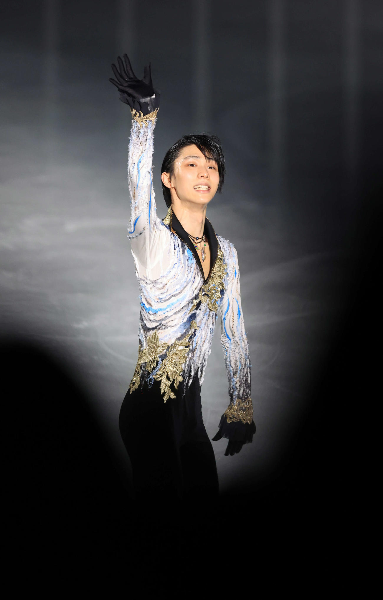 「スターズ・オン・アイス」のカーテンコールで手を振る羽生結弦さん（撮影・浅見桂子）
