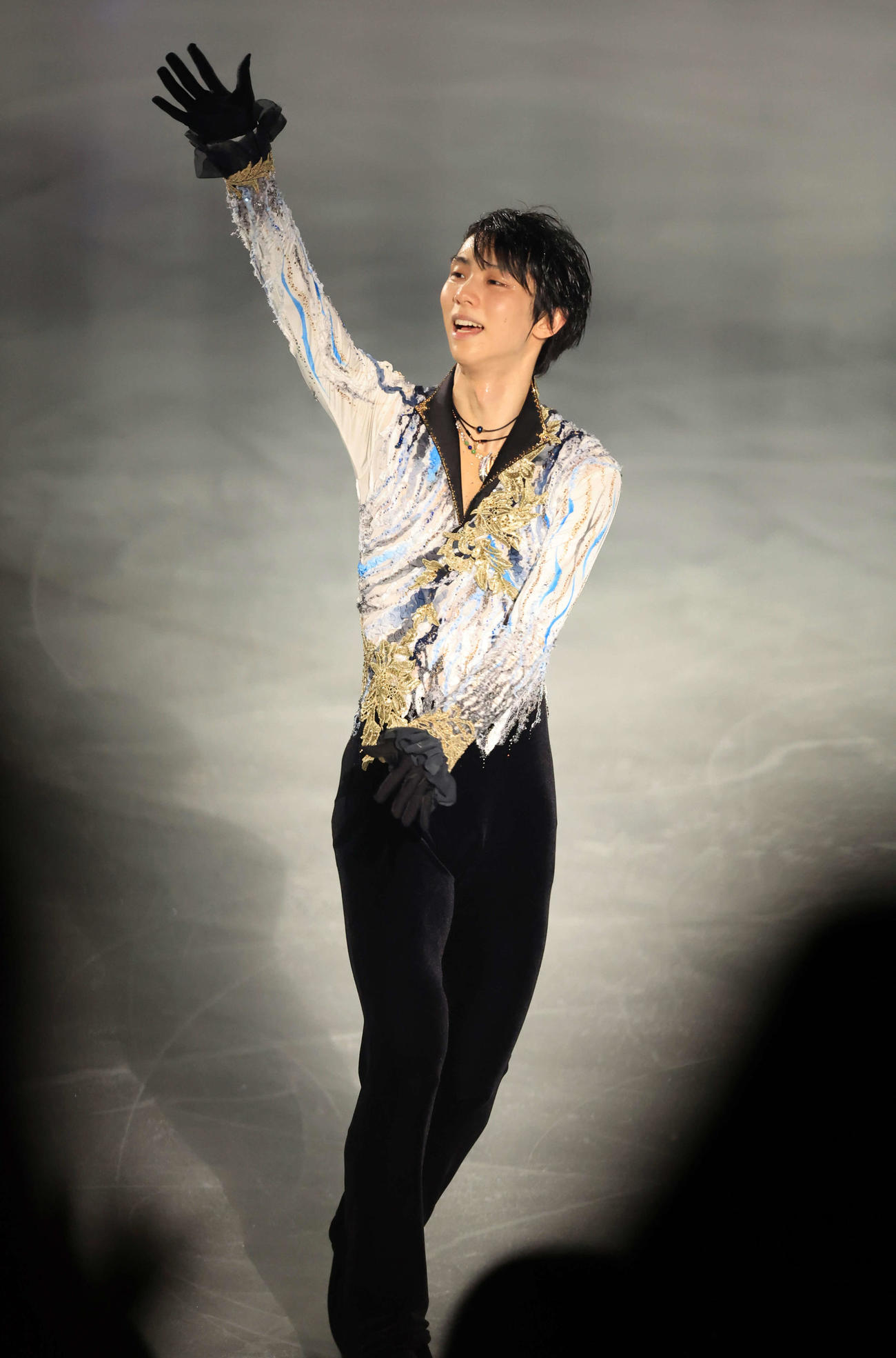「スターズ・オン・アイス」のカーテンコールで手を振る羽生結弦さん（撮影・浅見桂子）