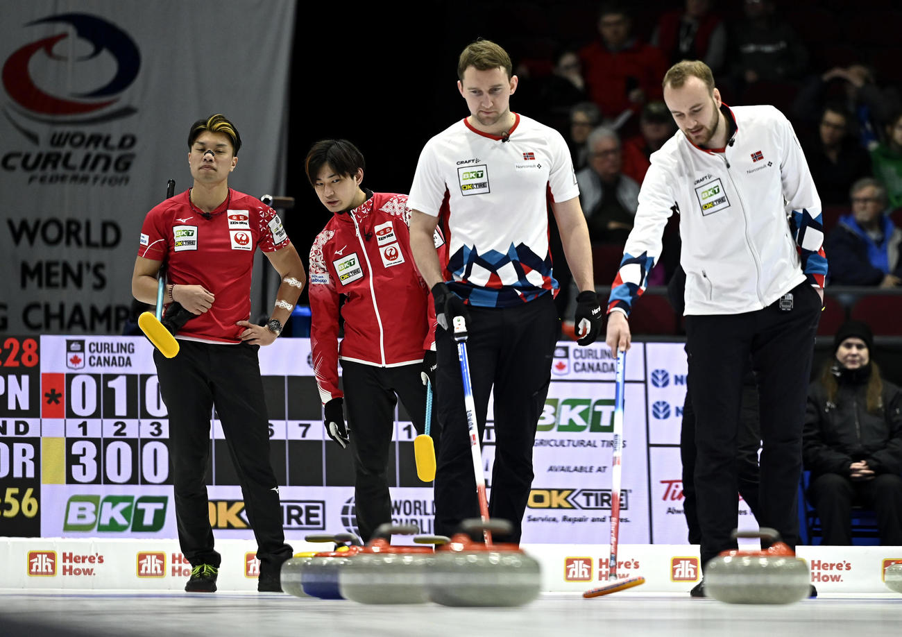 世界選手権1次リーグ　ノルウェー戦で相手が話し合う様子を見つめる男子日本代表の山口（左奥）と柳澤（AP）