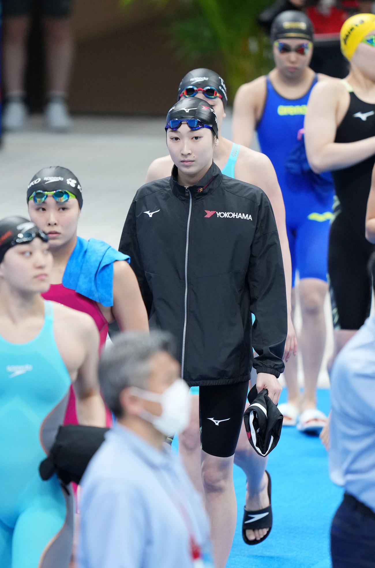 女子100メートル自由形予選に臨む池江（中央）（撮影・横山健太）
