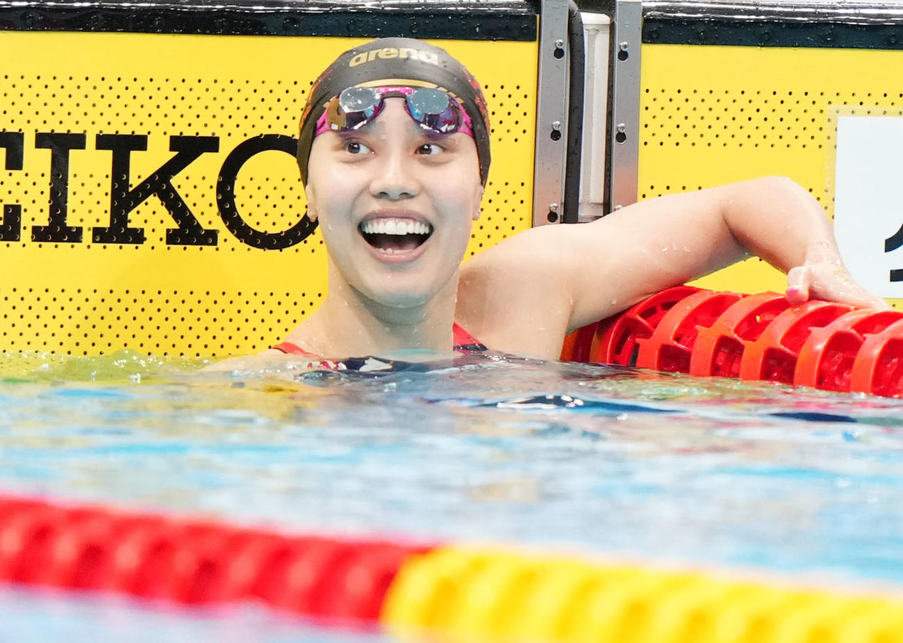 女子200メートル平泳ぎ決勝で優勝し笑顔を見せる今井（撮影・横山健太）