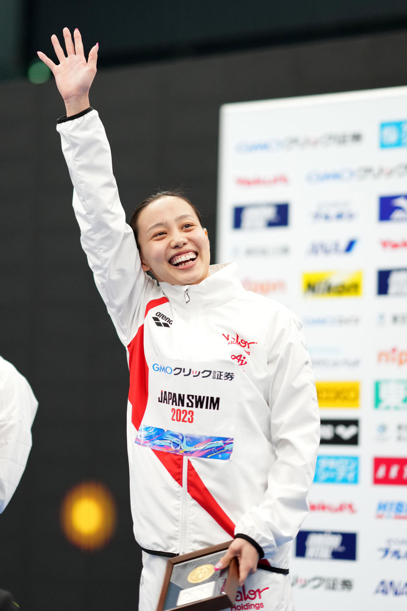 女子200メートル平泳ぎ決勝で優勝し笑顔を見せる今井（撮影・横山健太）
