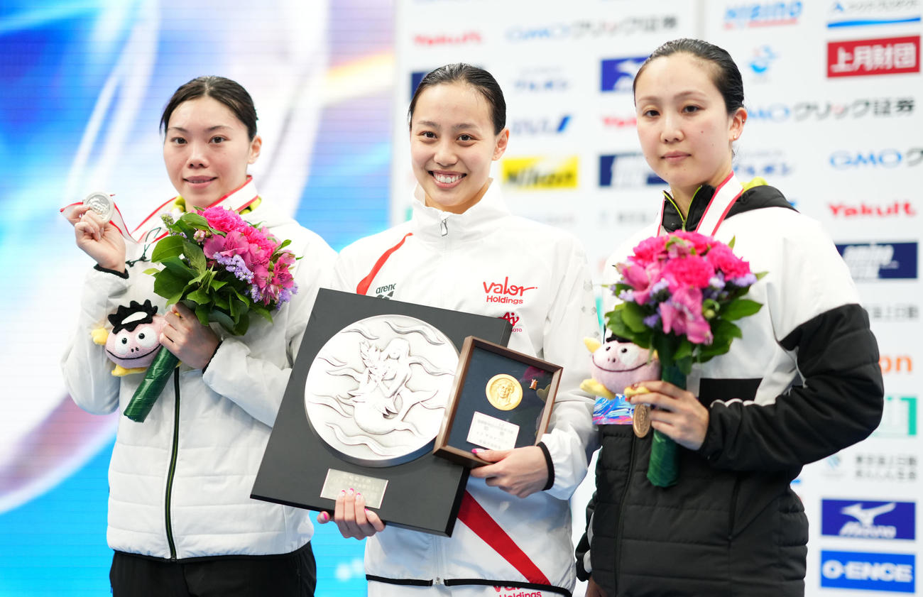 女子200メートル平泳ぎ決勝で優勝し笑顔を見せる今井。左は2位の青木、右は3位の渡部（撮影・横山健太）