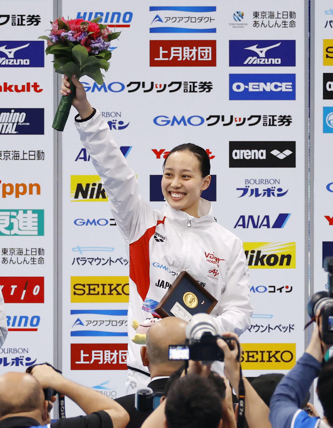 女子200メートル平泳ぎで優勝し、表彰式で歓声に応える今井月（共同）