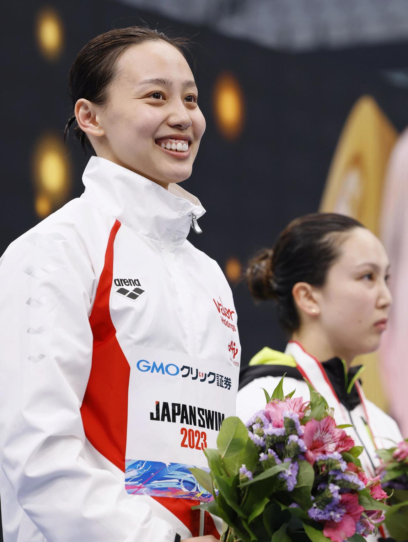 女子200メートル平泳ぎで優勝し笑顔の今井月（共同）