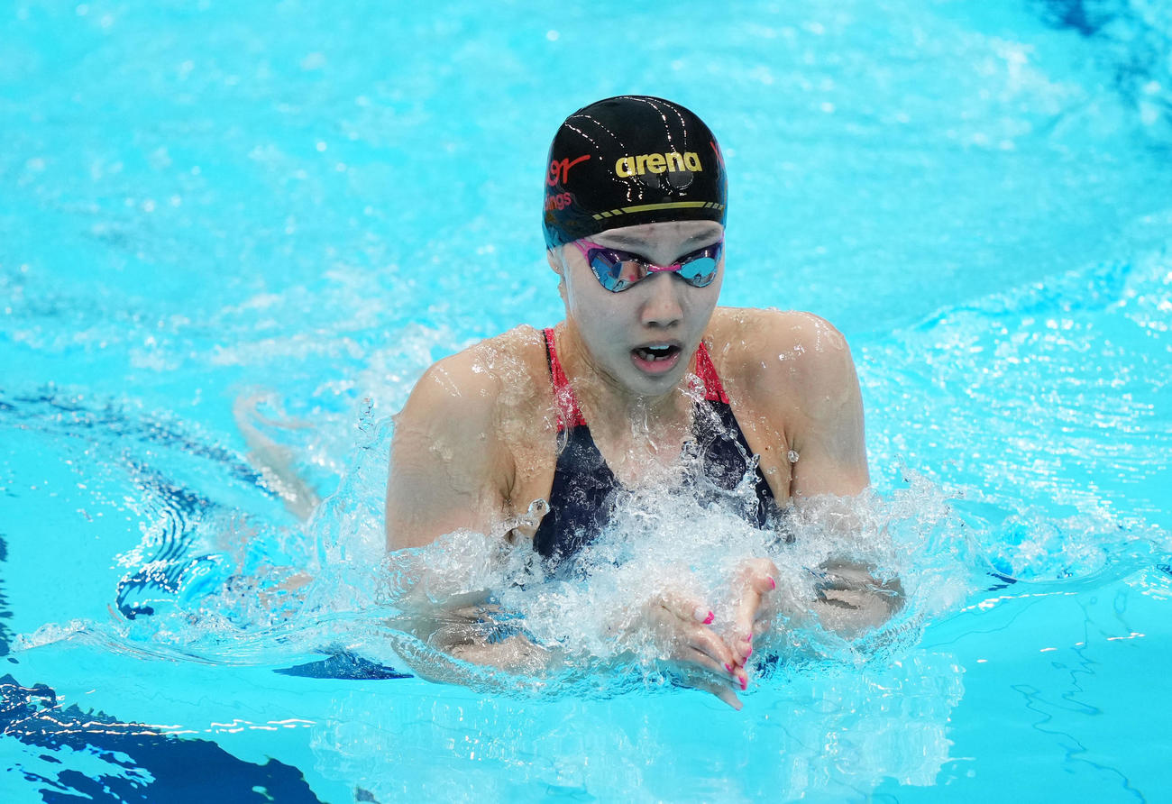 女子200メートル平泳ぎ予選で力強く泳ぐ今井（撮影・横山健太）