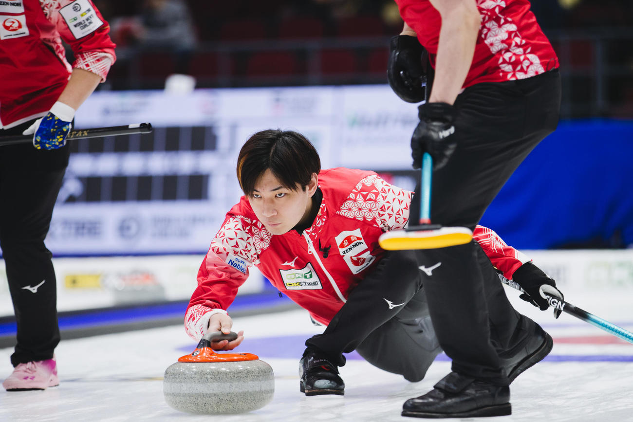 世界選手権1次リーグで真剣な表情を見せるカーリング男子日本代表の柳澤（C）WCF／Celine Stucki