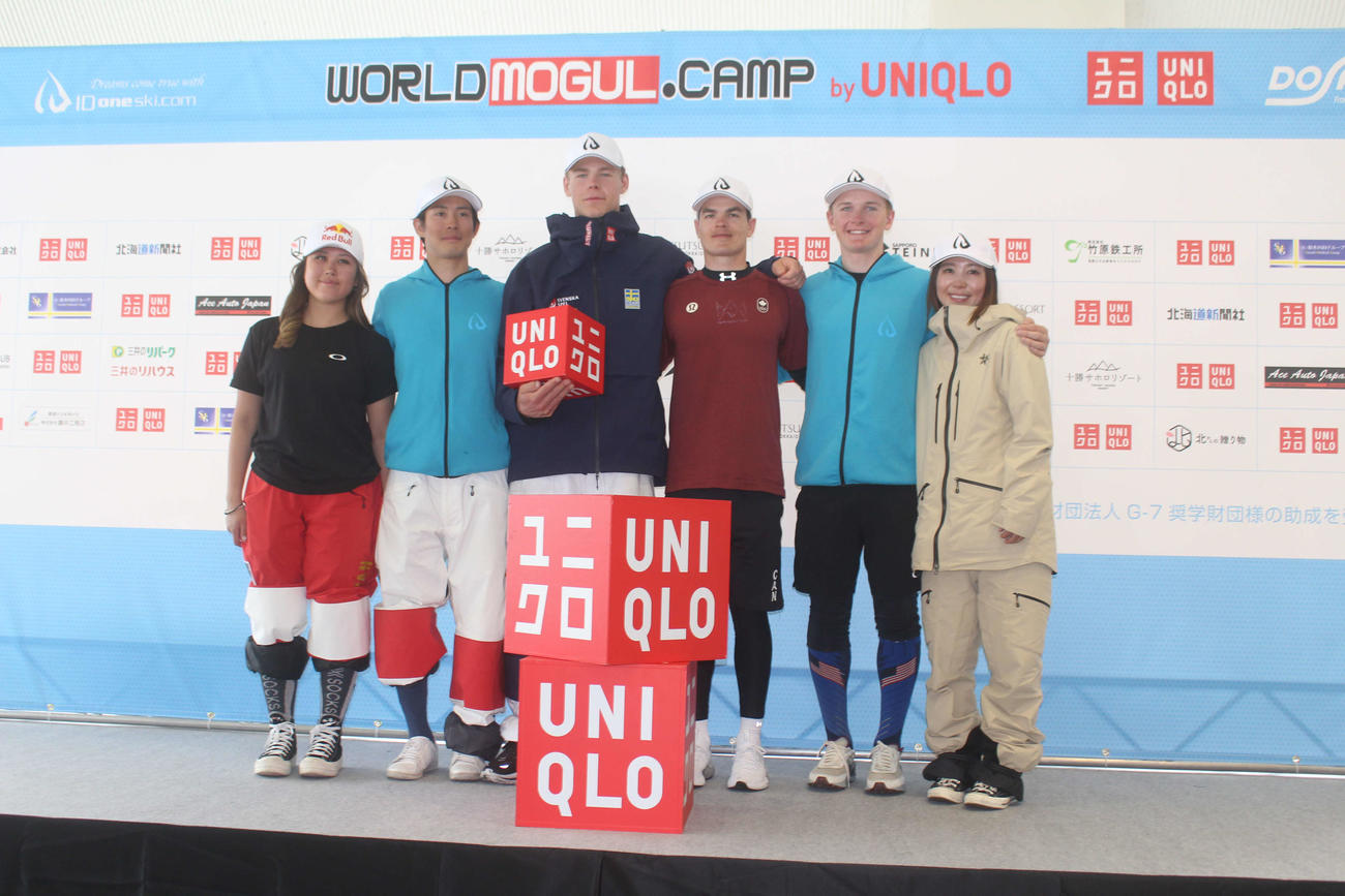 参加した選手ら。左から川村、堀島、バルベリ、キングズベリー、ペイジ、星野さん