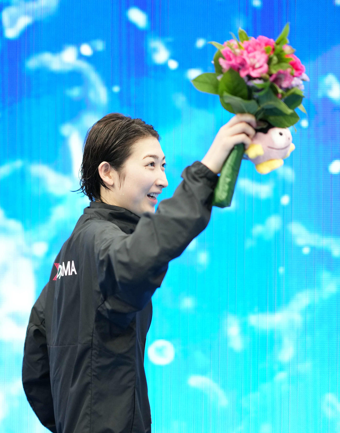 女子100メートル自由形で優勝し声援に応える池江（撮影・横山健太）