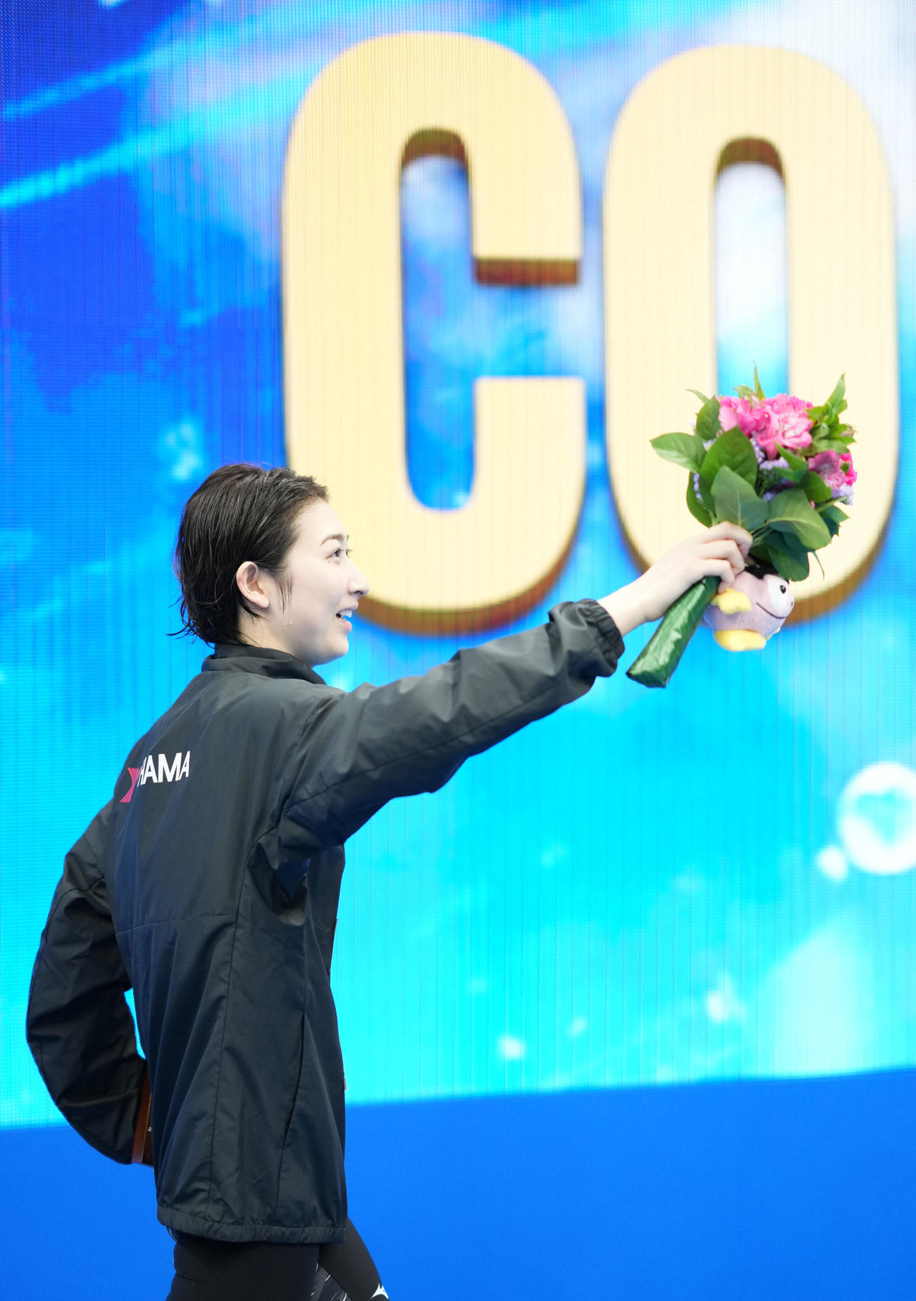 女子100メートル自由形決勝で優勝し声援に応える池江（撮影・横山健太）
