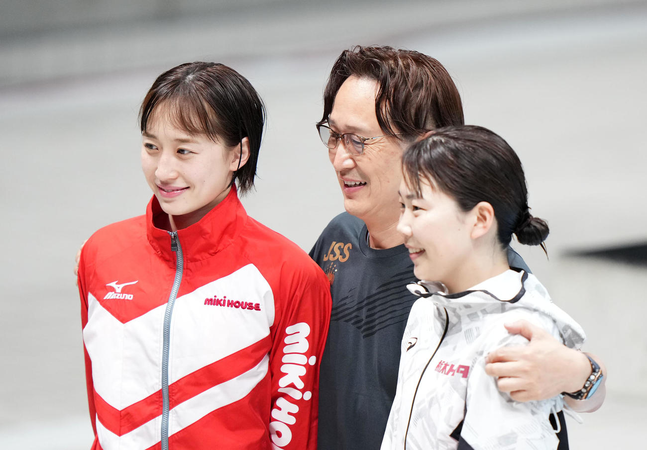 女子シンクロ3メートル板飛び込みの演技を終え馬淵崇英氏（中央）と笑顔で写真に納まる馬淵優佳（左）と榎本（撮影・横山健太）