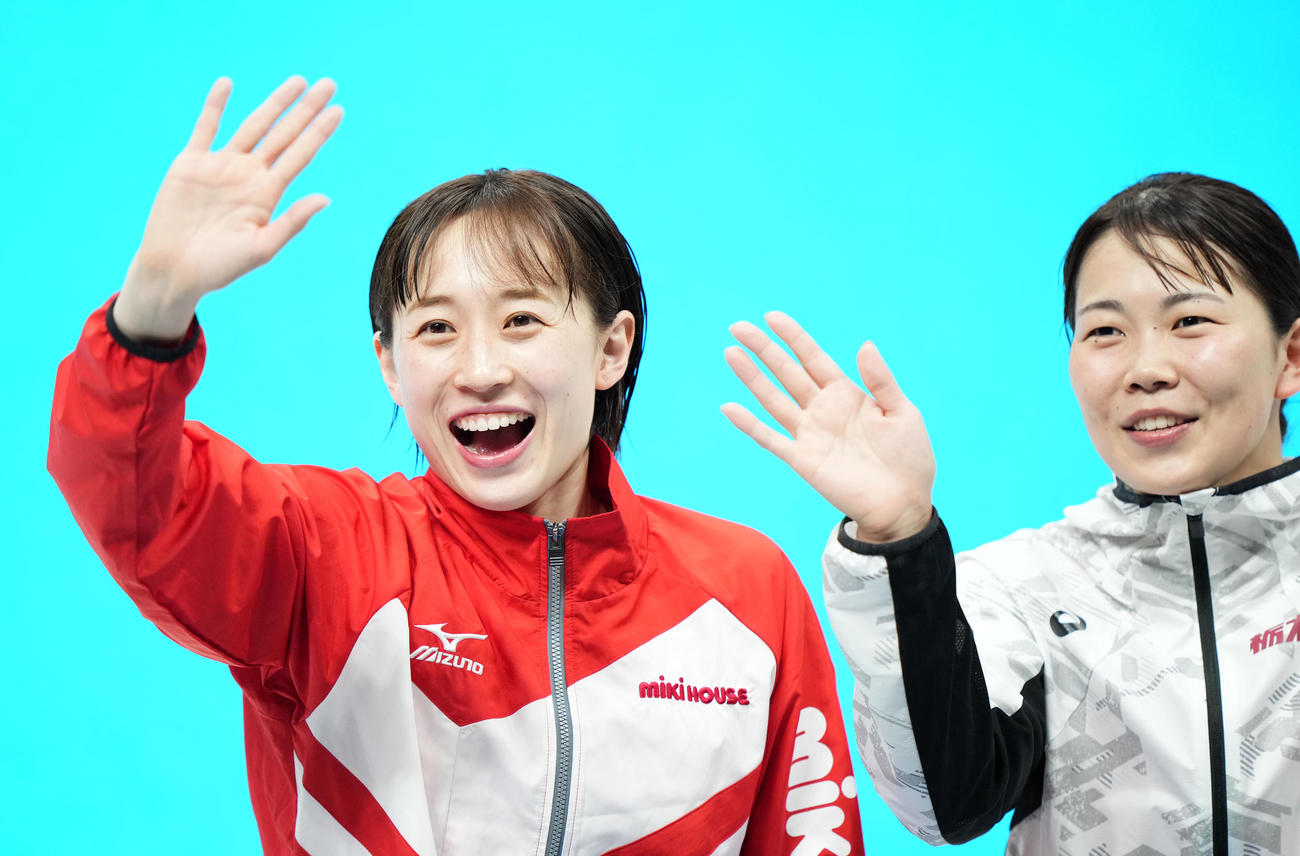 女子シンクロ3メートル板飛び込みの演技を終え観客席に笑顔で手を振る馬淵（左）榎本組（撮影・横山健太）