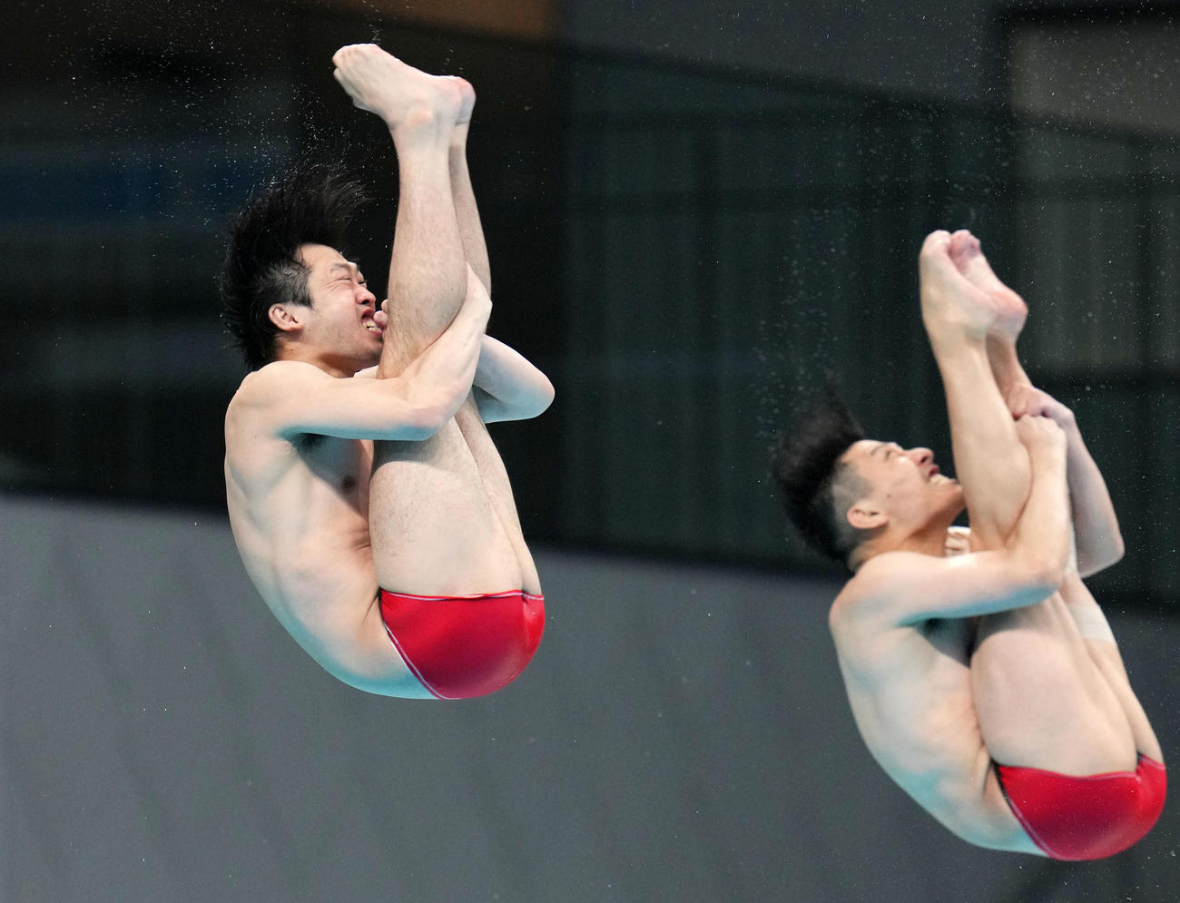 男子シンクロ3メートル飛板飛込で演技する坂井丞（左）寺内組（撮影・横山健太）