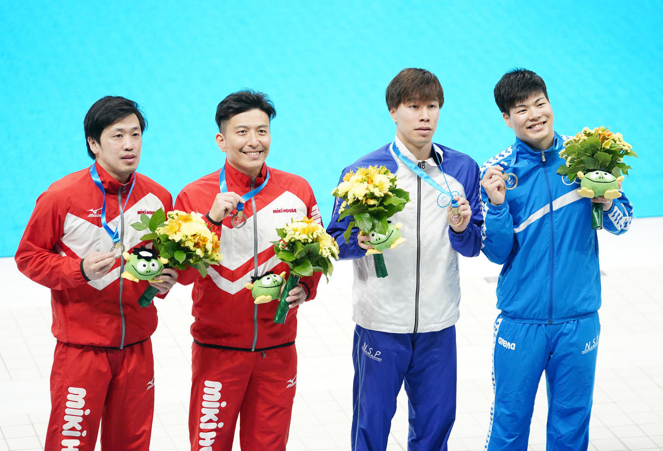 男子シンクロ3メートル飛板飛込を終え笑顔を見せる、左から2位の坂井丞、寺内組、優勝の荒木、須山組（撮影・横山健太）