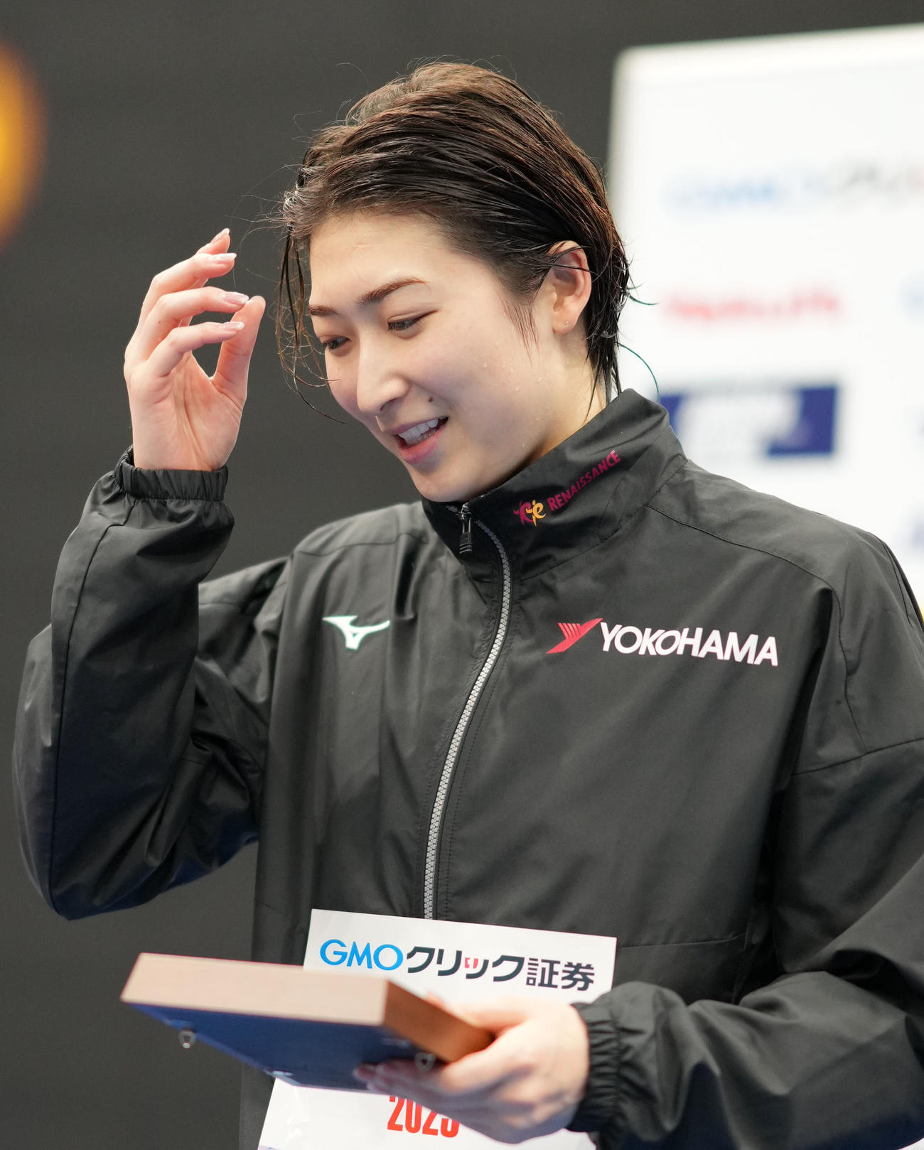 女子100メートル自由形決勝で優勝し笑顔を見せる池江（撮影・横山健太）