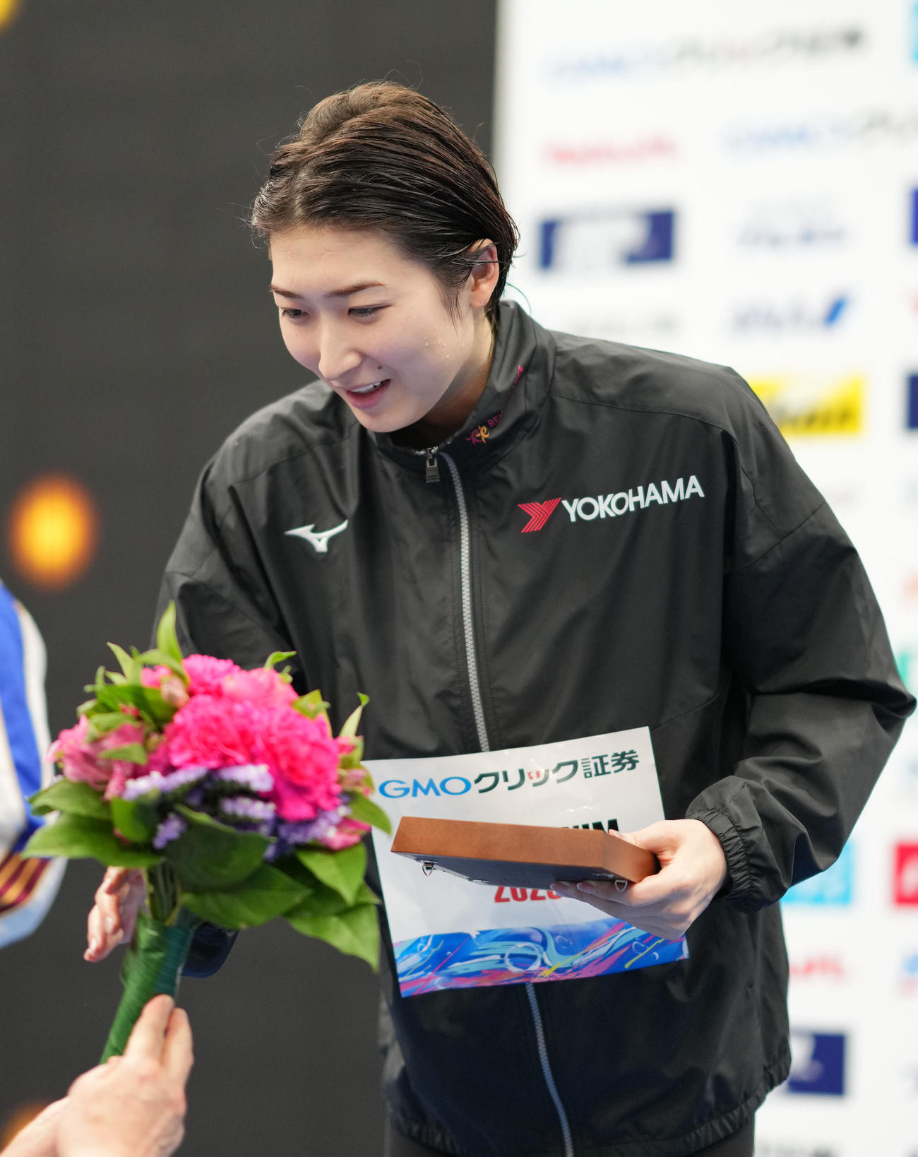 女子100メートル自由形決勝で優勝し笑顔を見せる池江（撮影・横山健太）