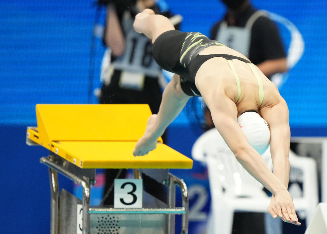 女子100メートル自由形決勝でスタートする池江（撮影・横山健太）