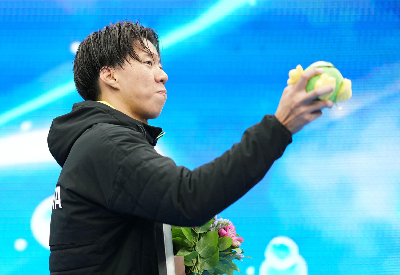 男子200メートル平泳ぎ決勝で優勝し笑顔を見せる渡辺（撮影・横山健太）