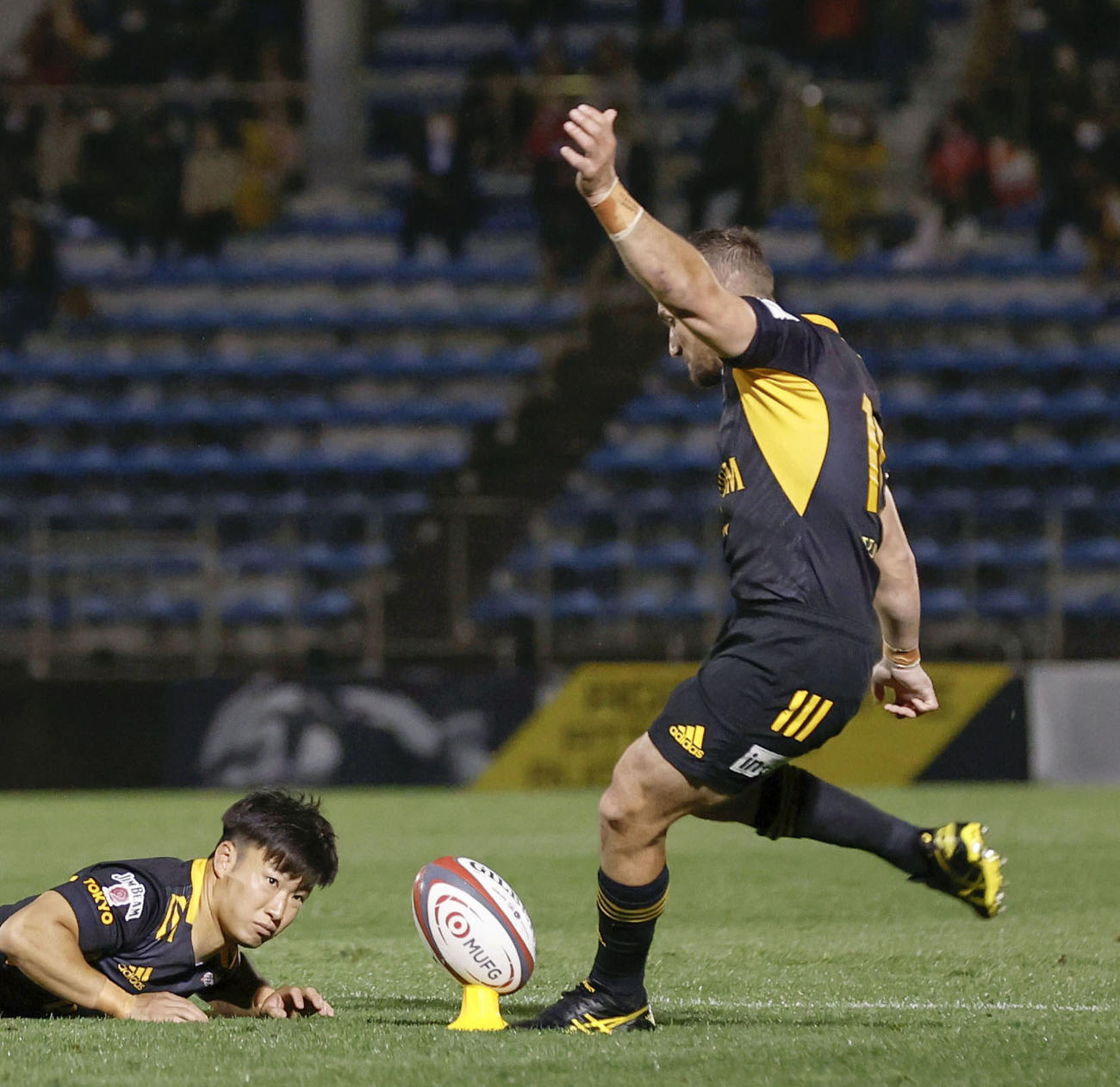 東京SG対神戸　後半、逆転PGを決める東京SGのクルーデン（右）（共同）
