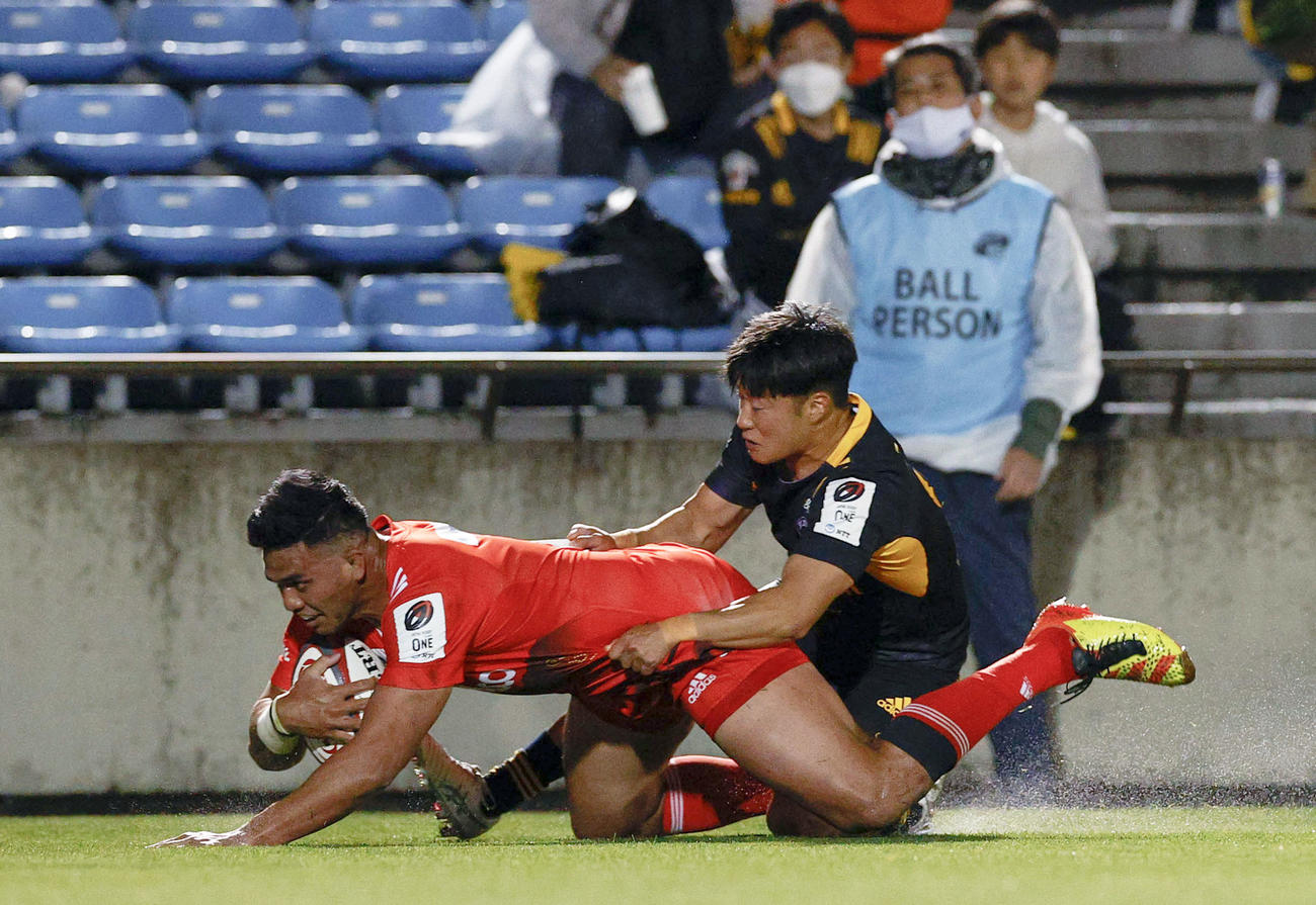 東京SG対神戸　前半、先制トライを決める神戸・サウマキ（共同）