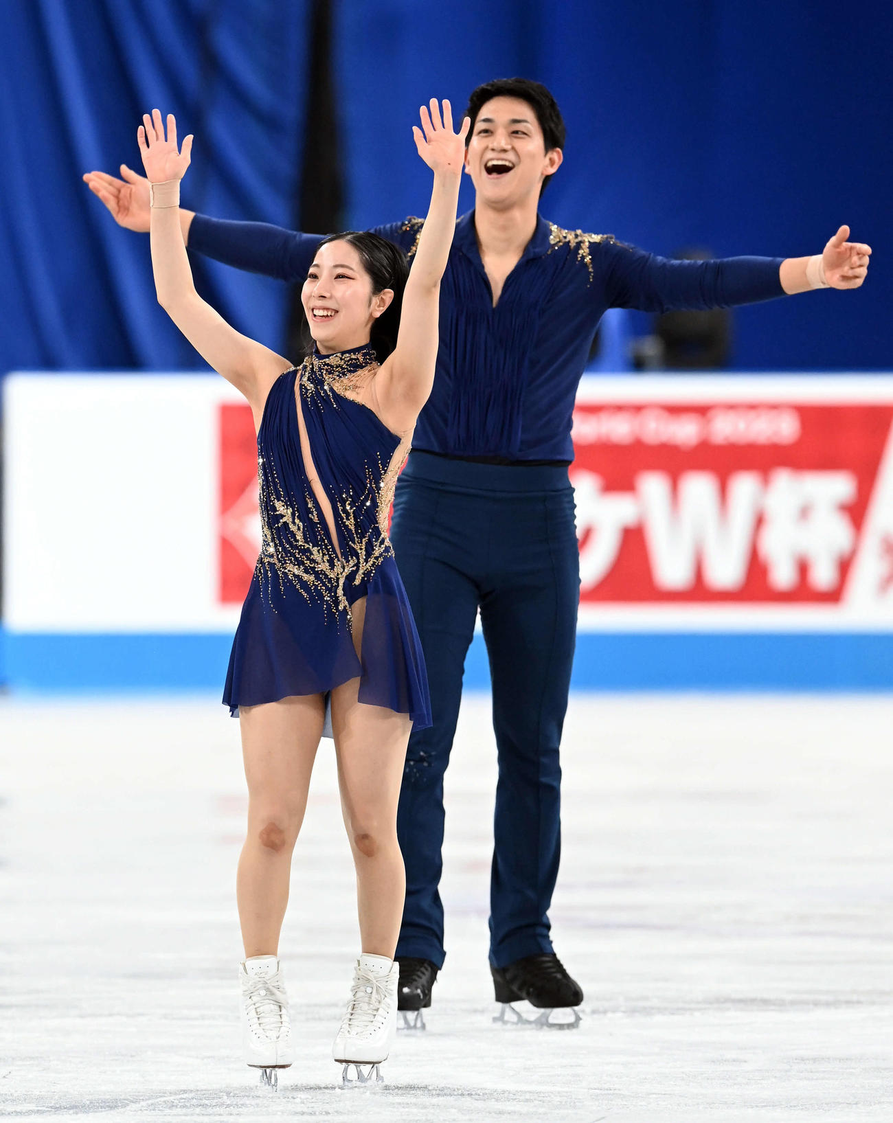ファンの大声援に笑顔で応えるペアの三浦・木原組（撮影・たえ見朱実）