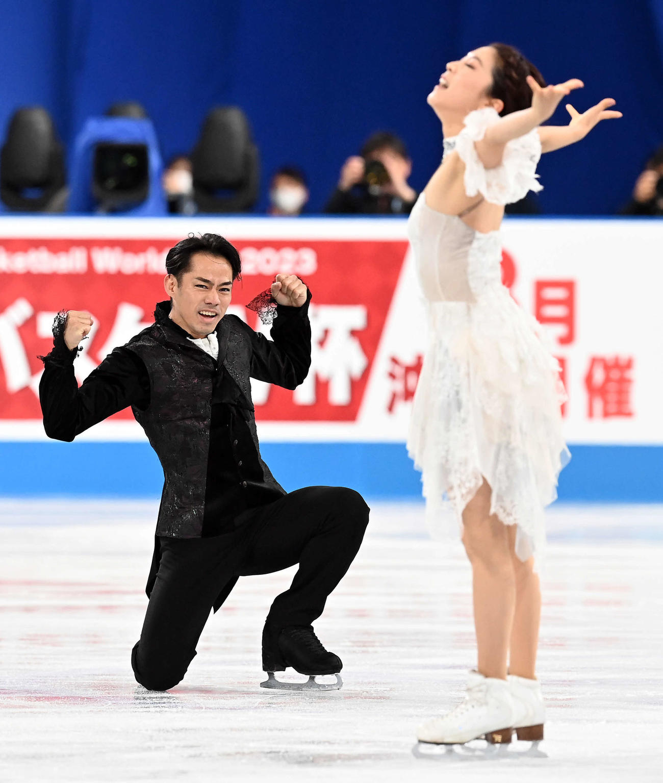 アイスダンスFD　演技が終了しガッツポーズを決める村元（右）高橋組（撮影・たえ見朱実）