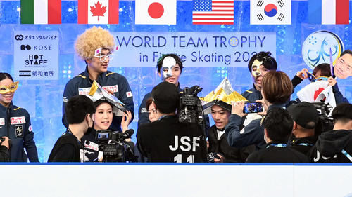 アイスダンスFD 「かぶと」をかぶり採点を待つ村元・高橋組(撮影・たえ見朱実)