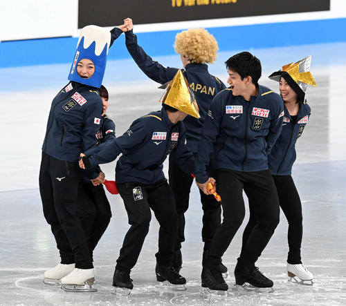 オープニングセレモニーで会場を盛り上げる日本チーム。左端は坂本(撮影・たえ見朱実)
